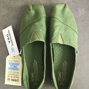 NWT Mens Toms Vegan Earthwise moss slip ons. Sz 7